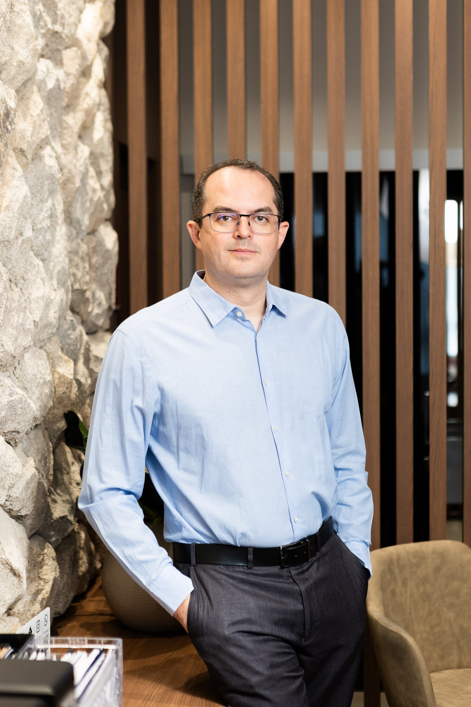 Dr. José Henrique no consultório
